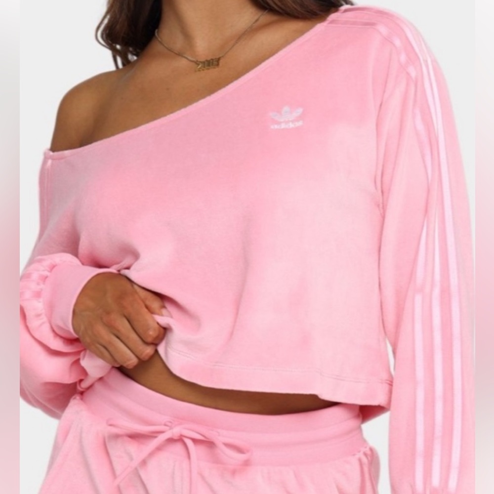 ADIDAS TOP. ORIGINALS VELOUR OFF THE SHOULDER SWEATSHIRT IN LIGHT PINK.